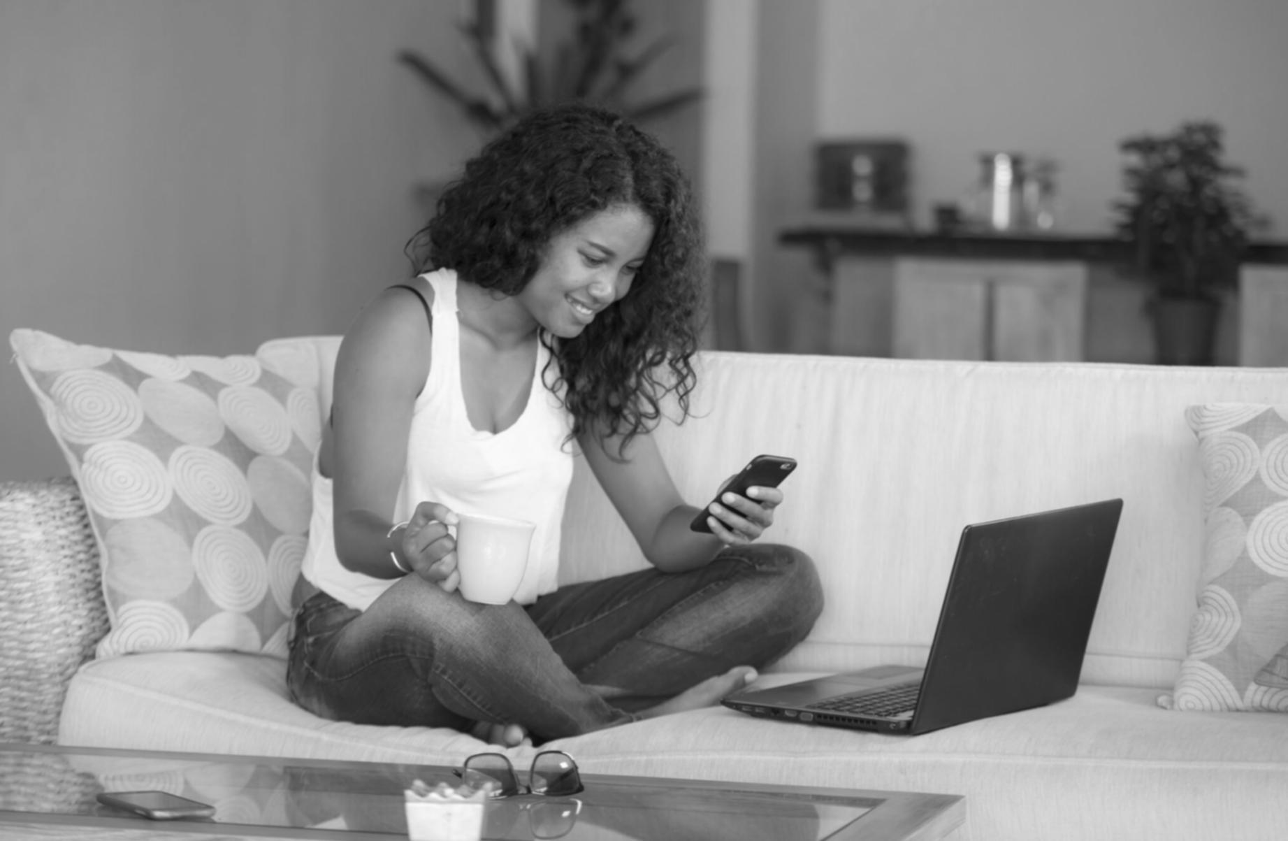 Workshop-Teilnehmer arbeiten an mobilen SEO-Aufgaben